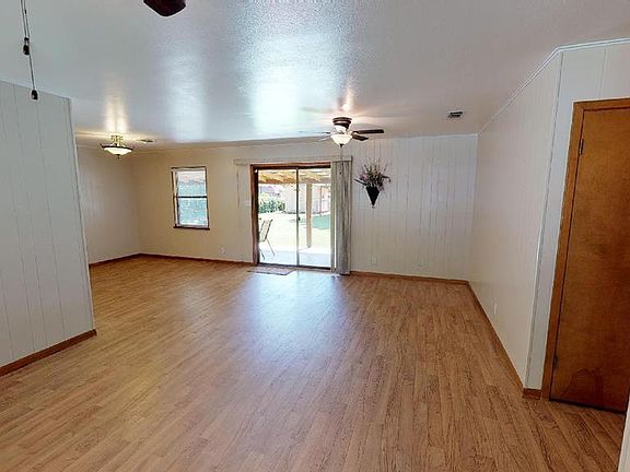 4th image of 619 Bluebonnet St