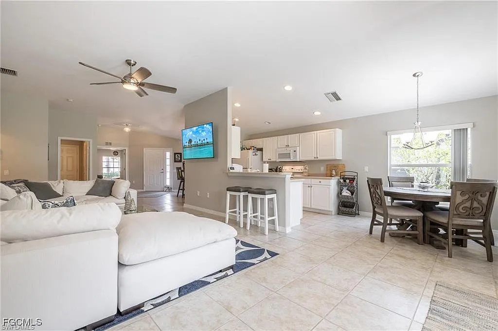 3 bed, 2.0 bath, 1727 sqft, $7,500 — Photo 3