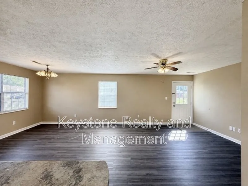 2 bed, 1.0 bath, 1150 sqft, $825 — Photo 2