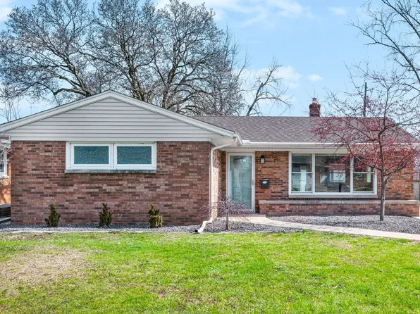 42 Harbord Dr, Bloomington, IL 61701