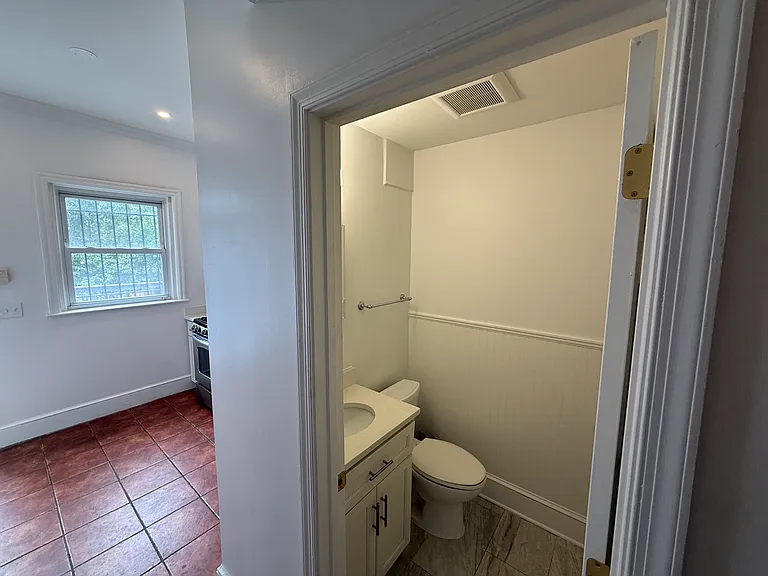 1318 Girard St NW — Photo 10