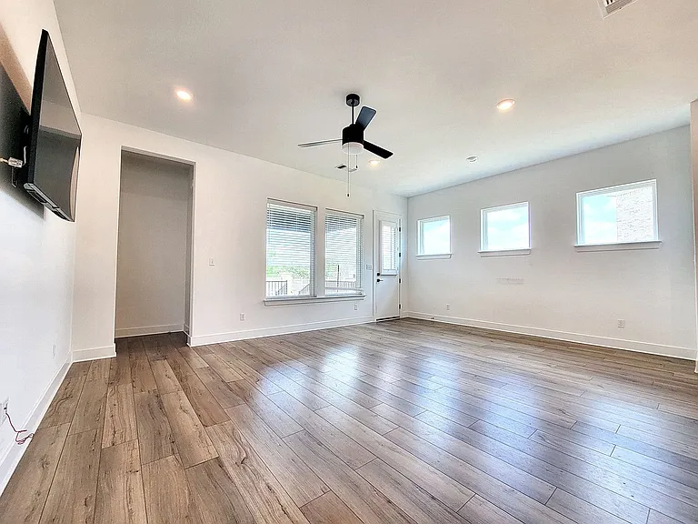 513 Three Feathers Ct — Photo 15