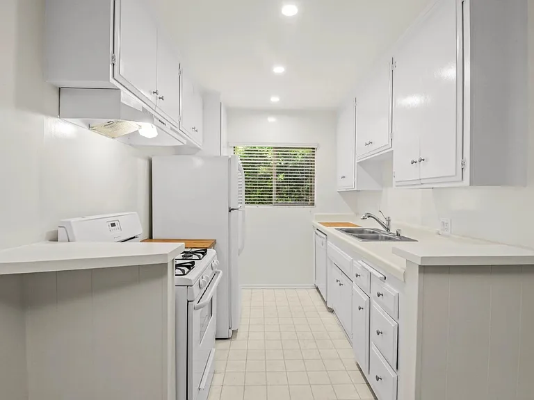1226 McClellan Dr #12 — Photo 11