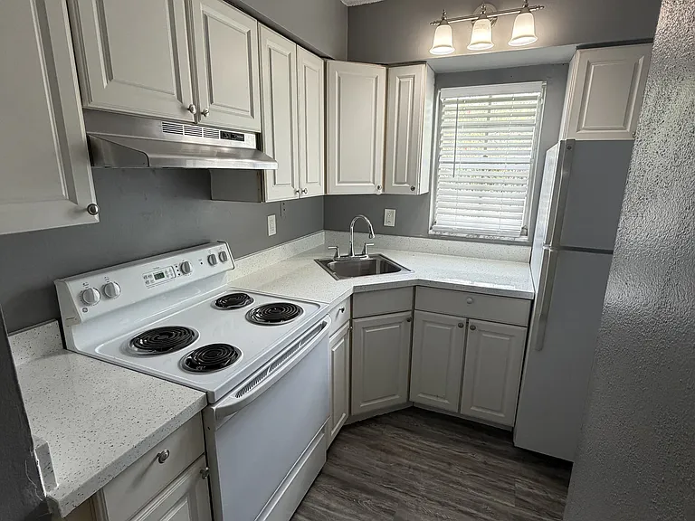 111 SW Madison Cir N — Photo 5