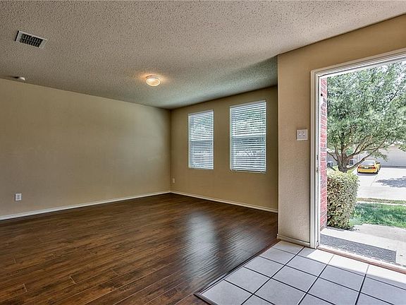 4th image of 1121 Willow Tree Dr