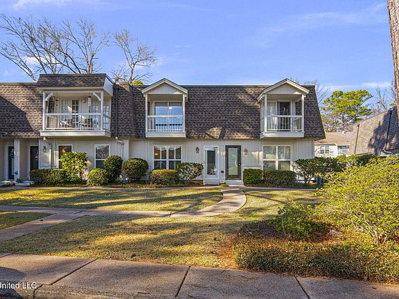 2nd image of 550 Post Rd APT 121