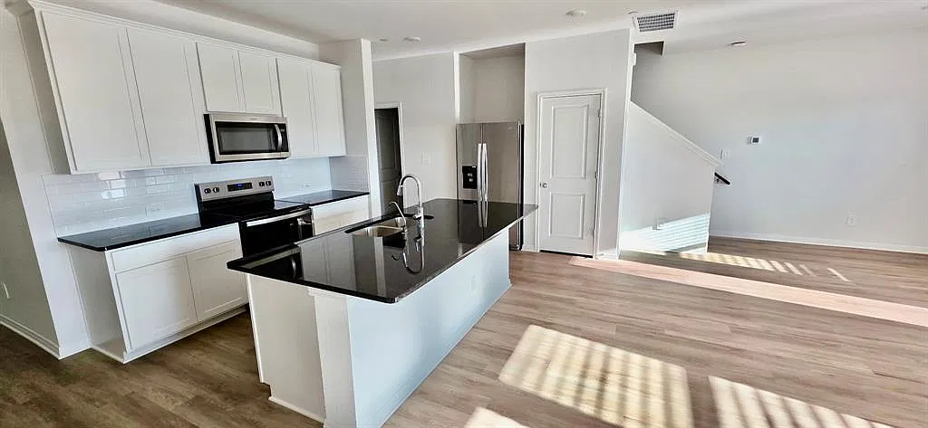 3 bed, 2.5 bath, 1623 sqft, $2,200 — Photo 2