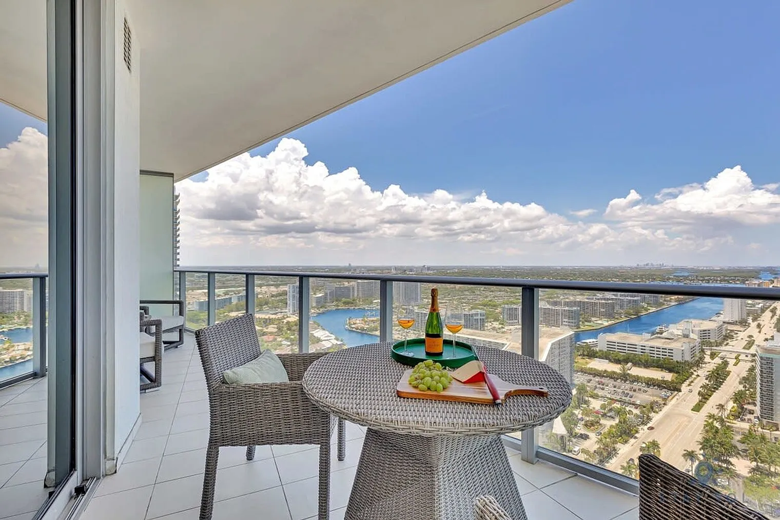 1 bed, 1.0 bath, 796 sqft, $4,003 — Photo 4