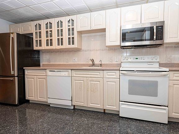 2nd image of 600 Governors Dr APT 25