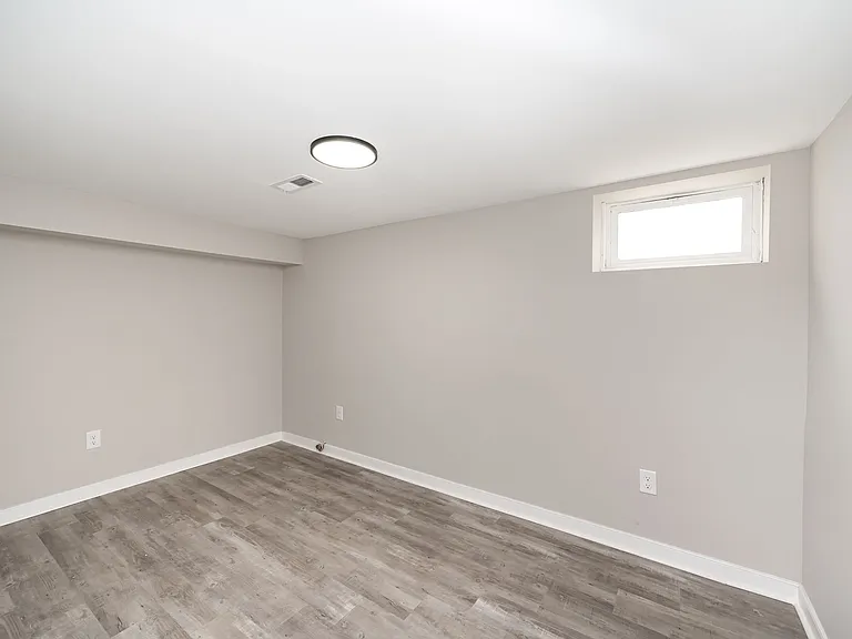 1019 Bank St — Photo 11