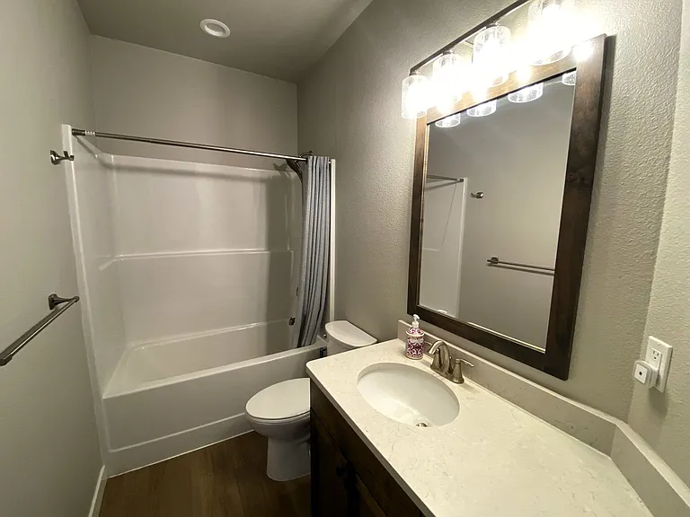 912 Medina Ave — Photo 9