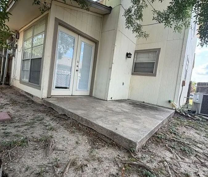1202 Royal Crest Dr — Photo 43