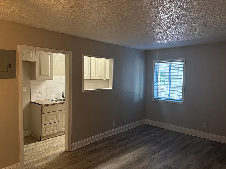 826 S Travis St #G — Photo 2