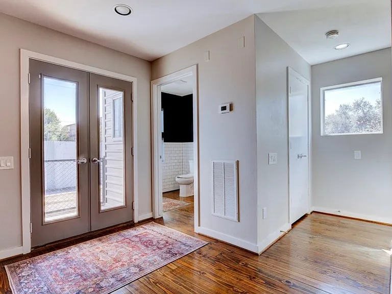 3050 Commerce St — Photo 10