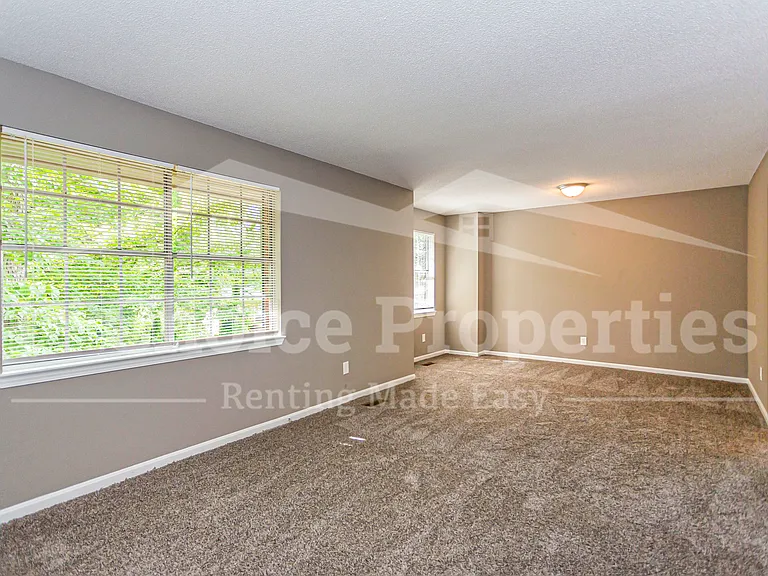 1421 Brewster Cir — Photo 5