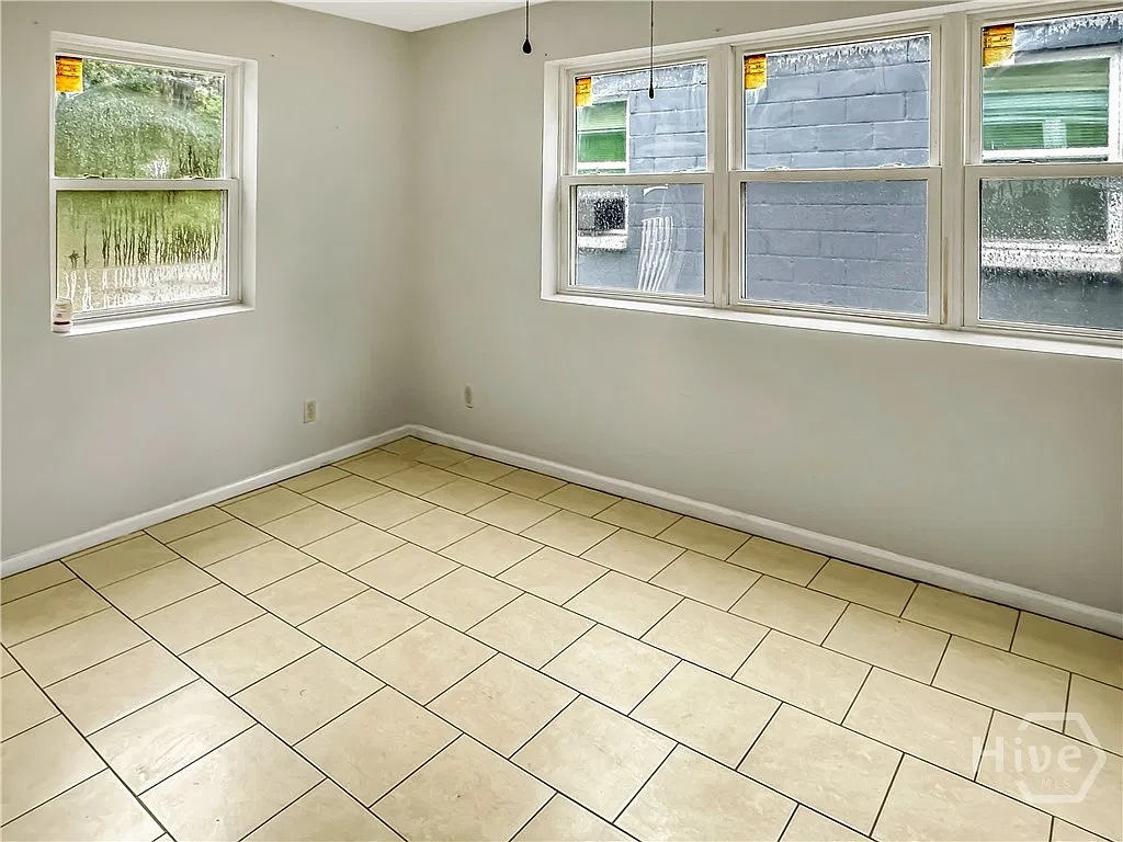 3 bed, 1.0 bath, 851 sqft, $1,400 — Photo 4