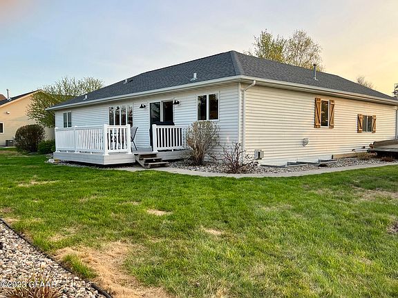 3rd image of 518 N Woodland Dr