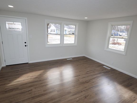 3rd image of 827 Woodcliff Dr