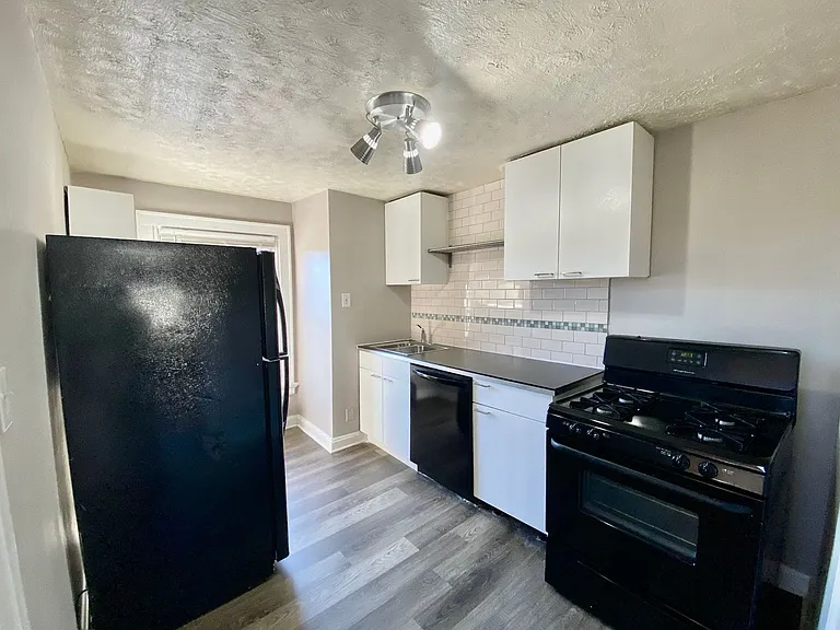 1025 Dana Ave Apts — Photo 10