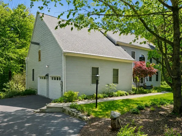 16 Hillsboro Circle, Milford, NH 03055
