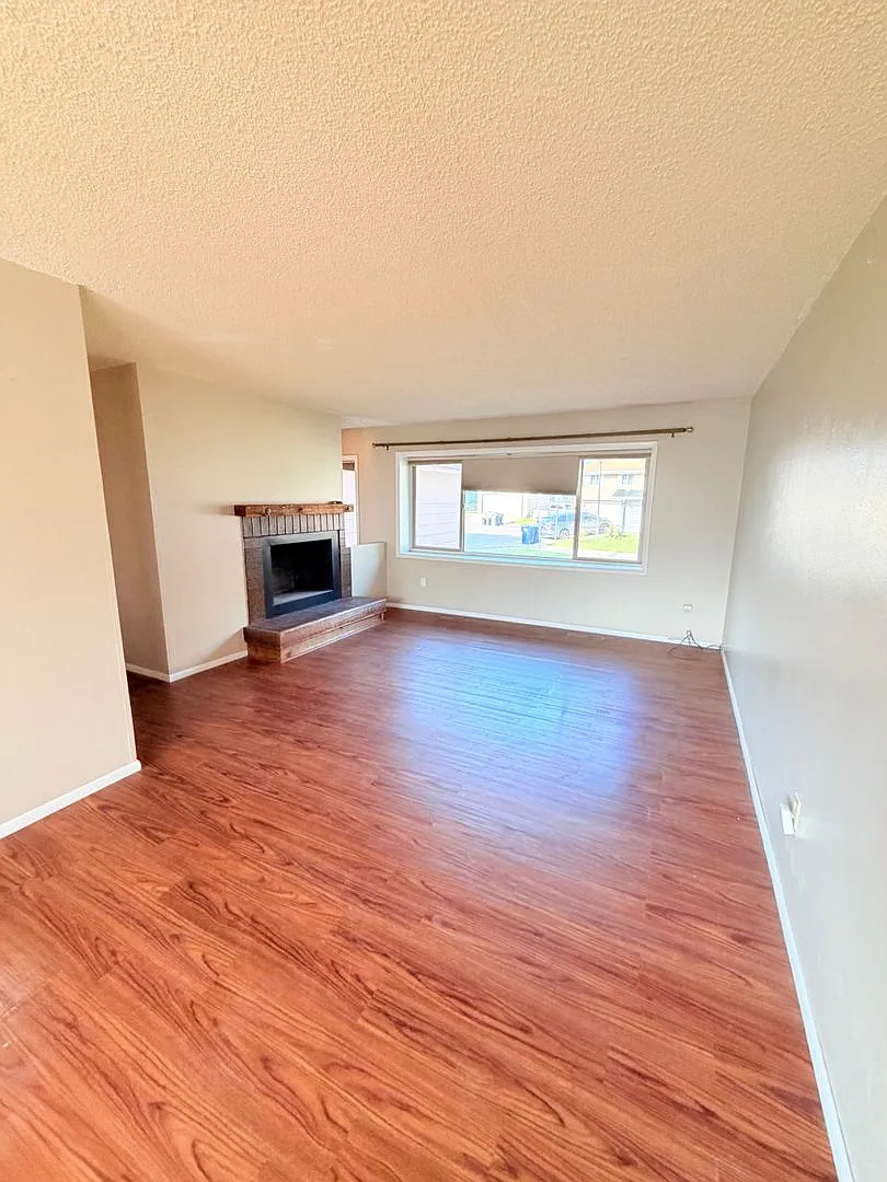 Cozy 5 bed 2 bath Home — Photo 2