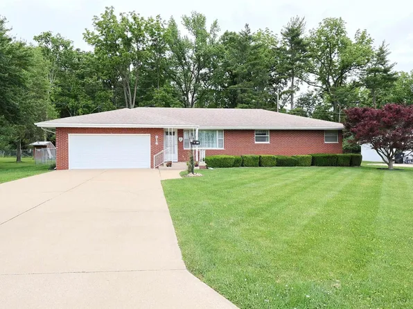 914 Meadow Ln, Salem, IL 62881