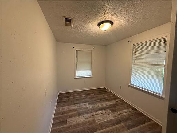 5th image of 4828 Eastview Dr
