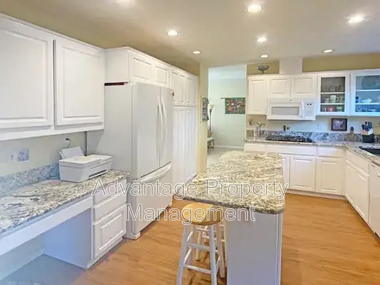 1622 SW Country Club Pl — Photo 3