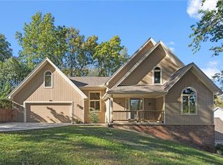 308 NW Briarcliff Cir, Kansas City, MO 64116