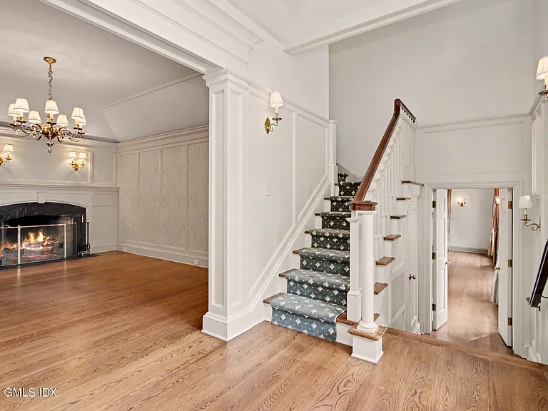 183 E Putnam Ave #CARRIAGE HOUSE — Photo 4