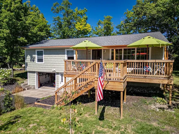 16010 Pine St, Presque Isle, MI 49777