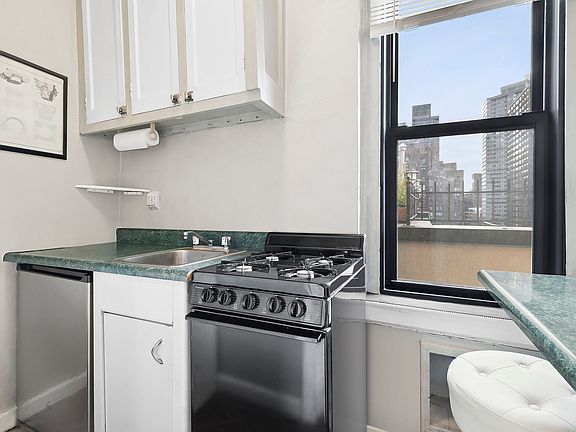 4th image of 321 E 54th St Penthouse C