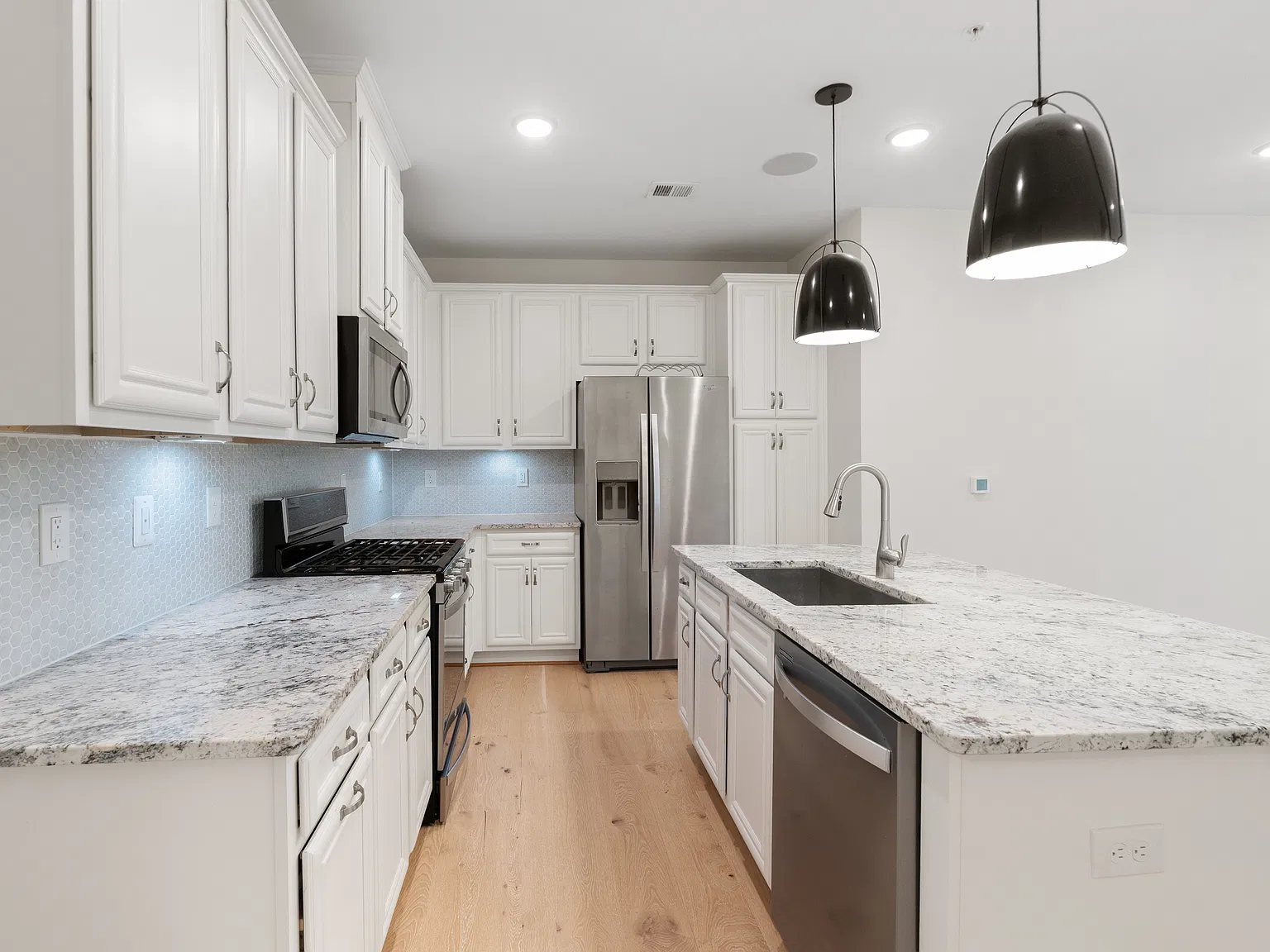 3 bed, 2.5 bath, 1486 sqft, $3,400 — Photo 2