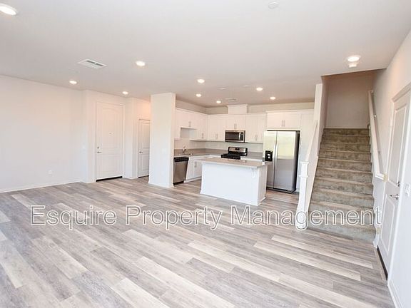 3rd image of 695 Earl Joseph Dr