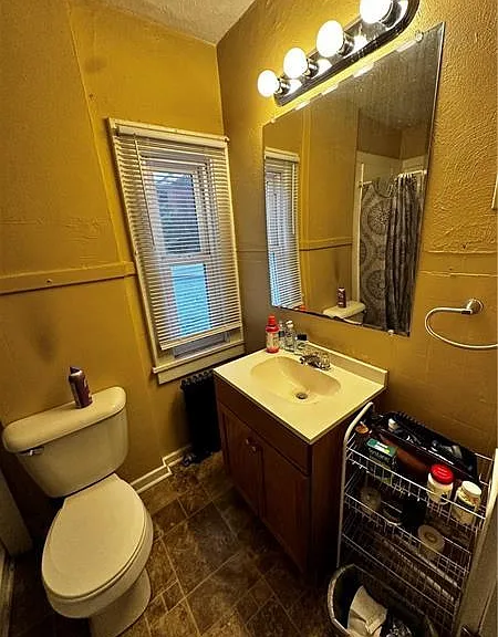 990 Oakland Apt A Bathroom_07162025
