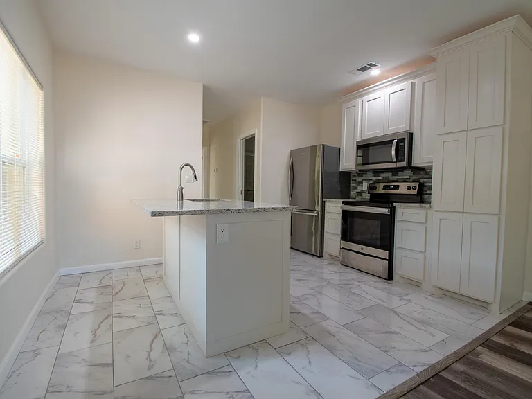 2207 S Vernon Ave — Photo 5