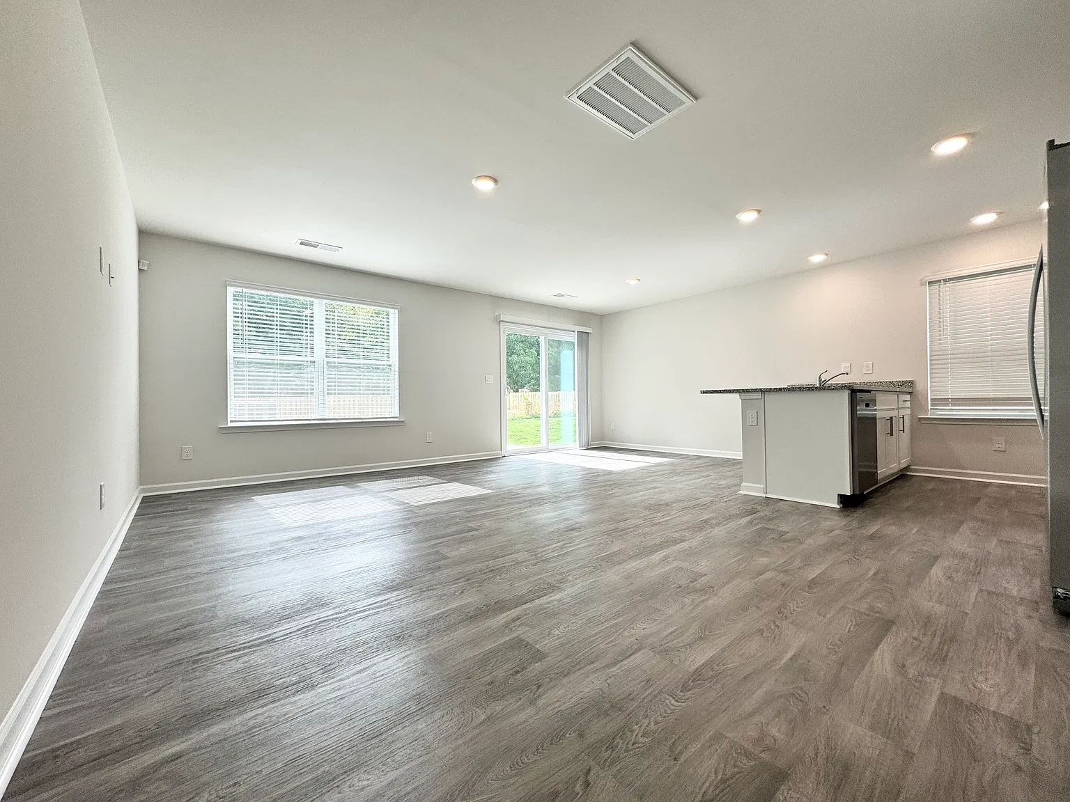4 bed, 2.5 bath, 1602 sqft, $2,100 — Photo 3