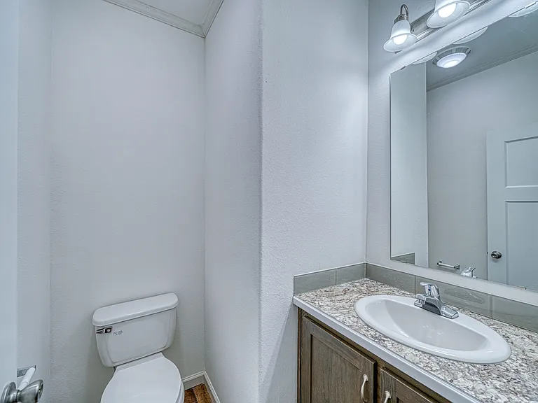 904 W 6th St — Photo 5