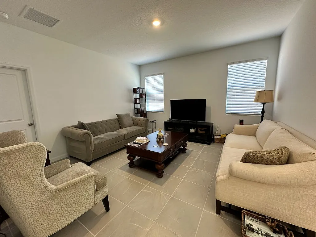 Supermarine Rd, Tavares — Photo 2