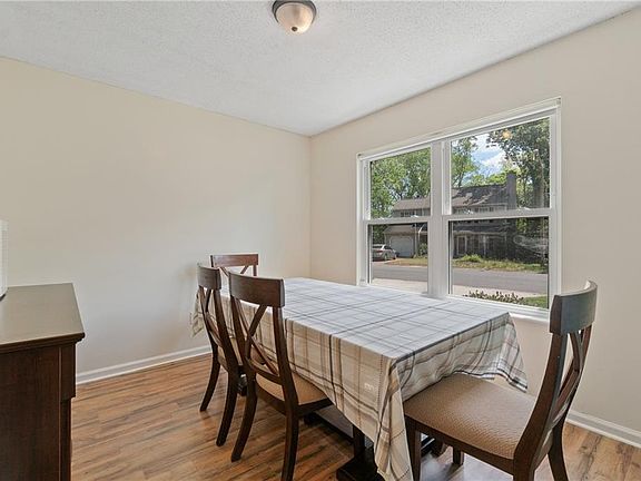 4th image of 1418 River Creek Crescent