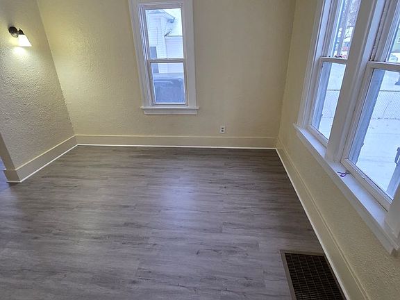 5th image of 1938 Clinton St APT 1