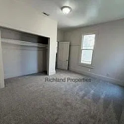 907 East Broadway — Photo 4