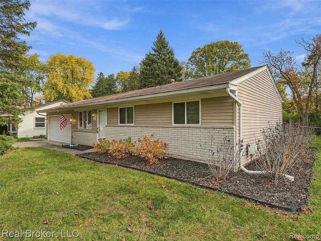 4 bed, 1.0 bath, 1032 sqft, $1,950 — Photo 2