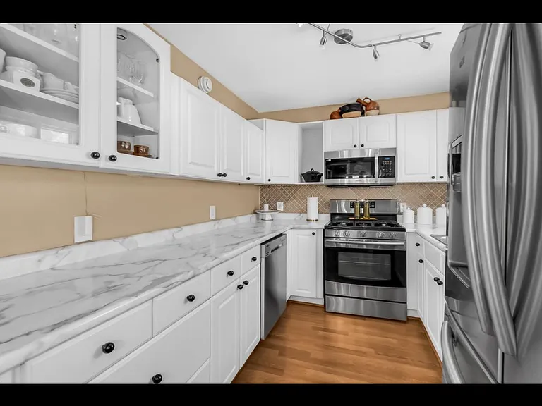 1155 James Ave — Photo 6