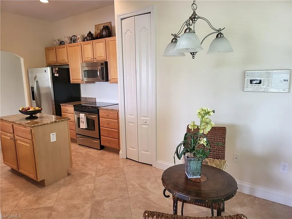 3 bed, 2.0 bath, 1877 sqft, $2,900 — Photo 3