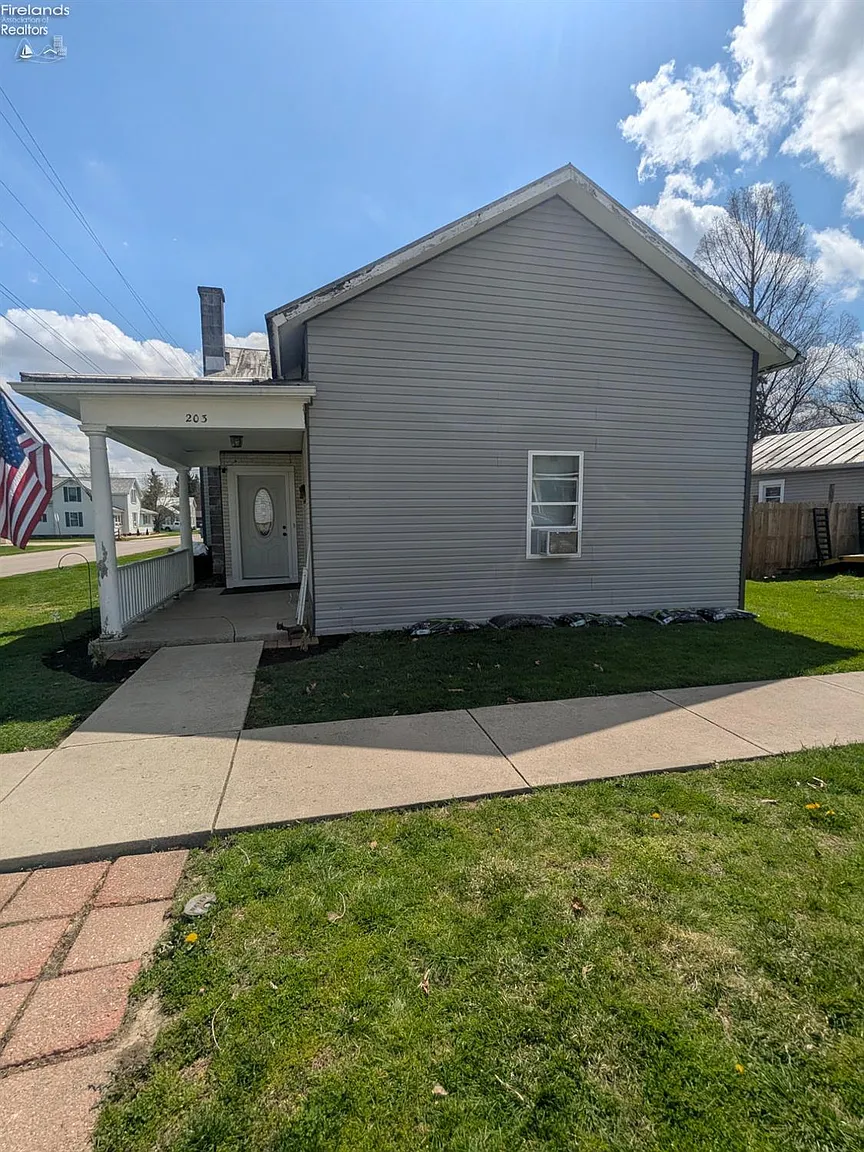 203 W Main St photo 1