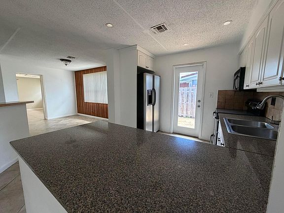 5th image of 4250 NE 12th Avenue