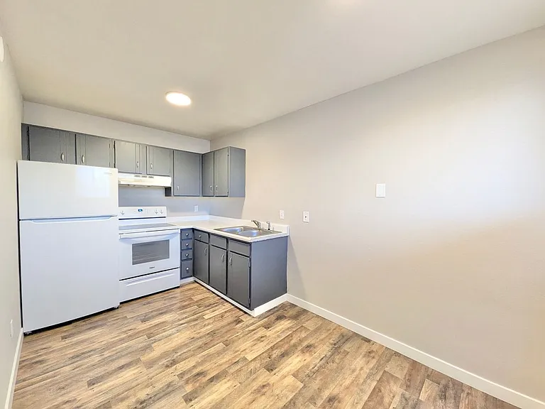Landmark Apartments — Photo 15