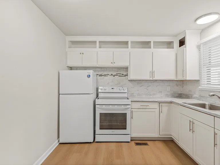 613 Hillsboro Rd #C12 — Photo 1