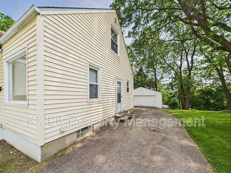 636 Lurie Ave — Photo 5